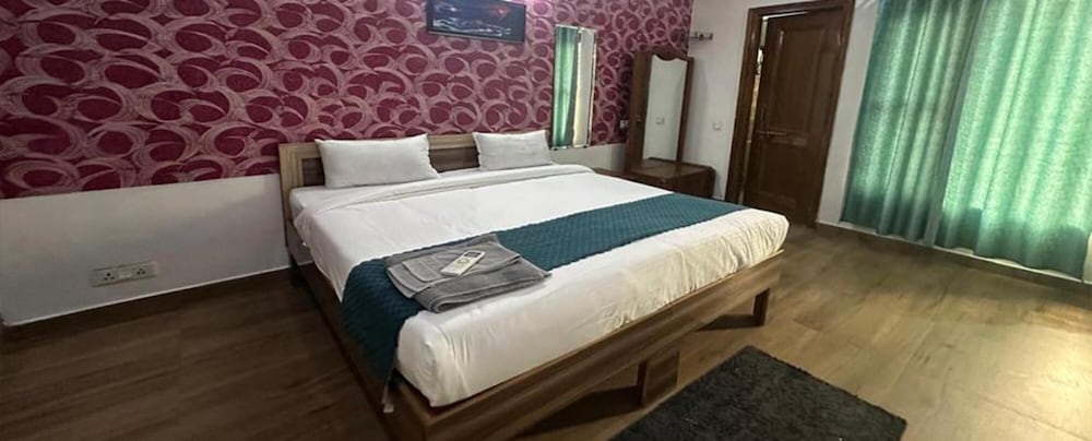 Fabhotel Golden Palace I