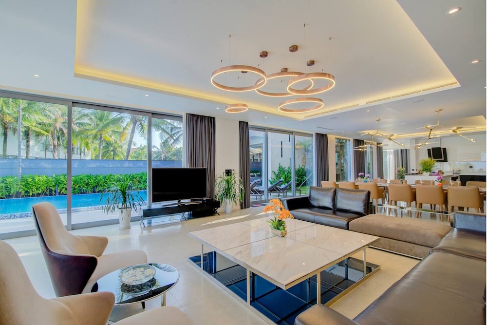Luxury Yacht Villa