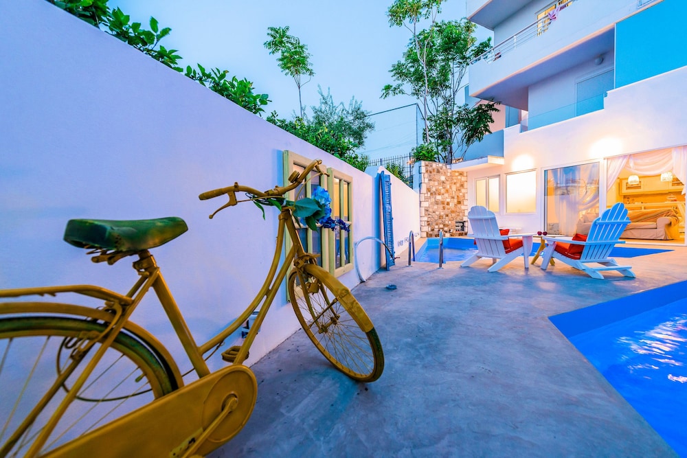 Kouros Home Hotel