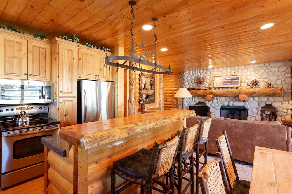 Comstock Lodge at Deer Valley Resort - Two Bedroom Condo with Hot Tub #101 2 Condo