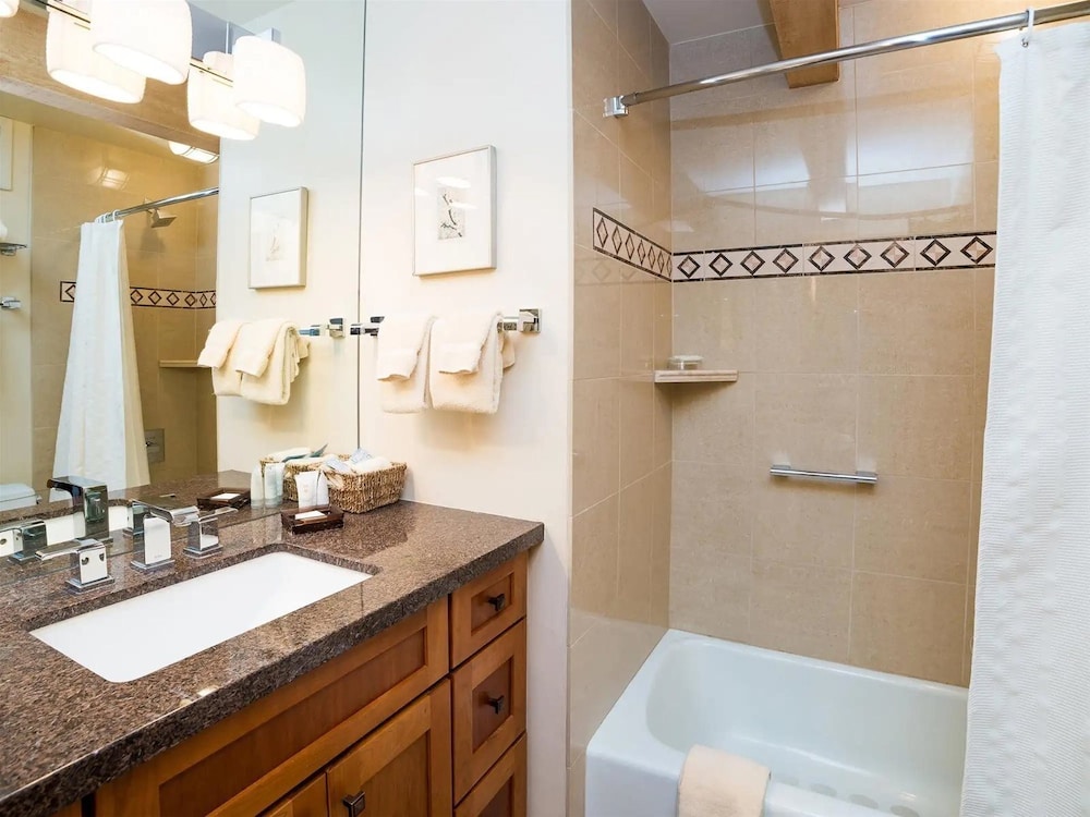 Downtown Aspen 2 Bedroom Near Lift 1A w/ Pool & hot Tub!