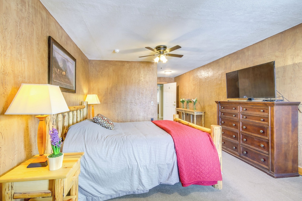 6 Mi to Chico Hot Springs: Villa w/ River Access