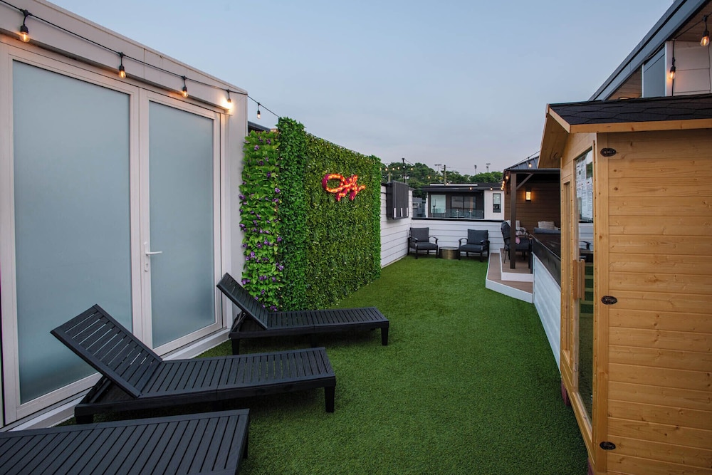Skyline Views - Rooftop Pool