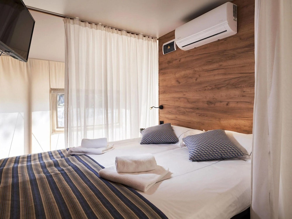 Tent Lodge With Bathroom and Airco, Near a Lake