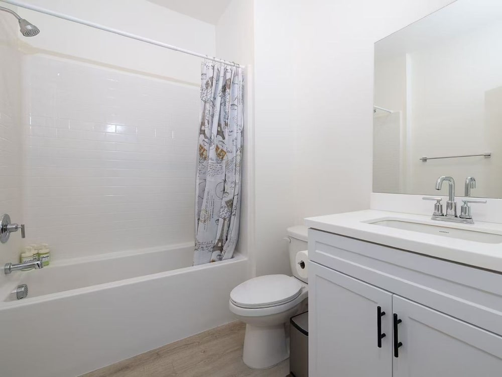 Modern Designer Stay Bright Chic Spacious