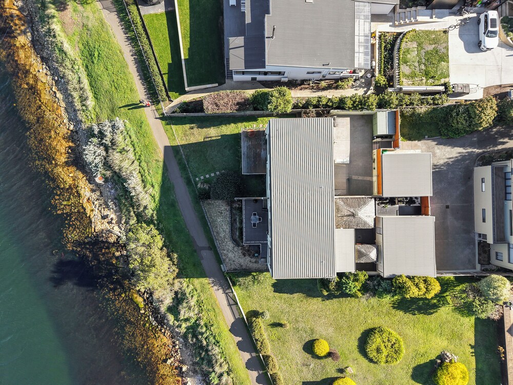 Waterfront Home - Gorgeous Views - 2 Bed