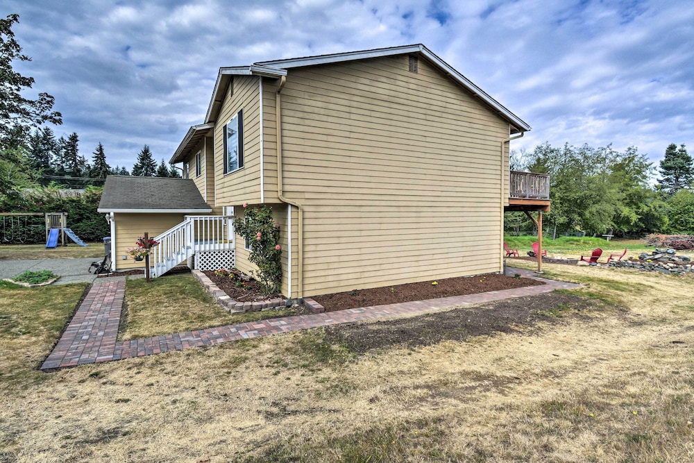 Cozy Port Orchard Home w/ Grill & Fire Pit! view 2