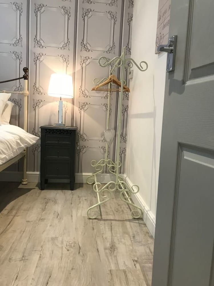Oakley Country Retreat-1 Bed-garden-free Parking view 2