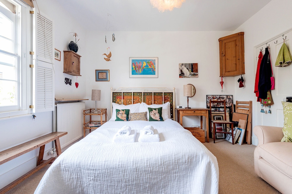 Enchanting Hammersmith Home Close to Shepherds Bush by Underthedoormat