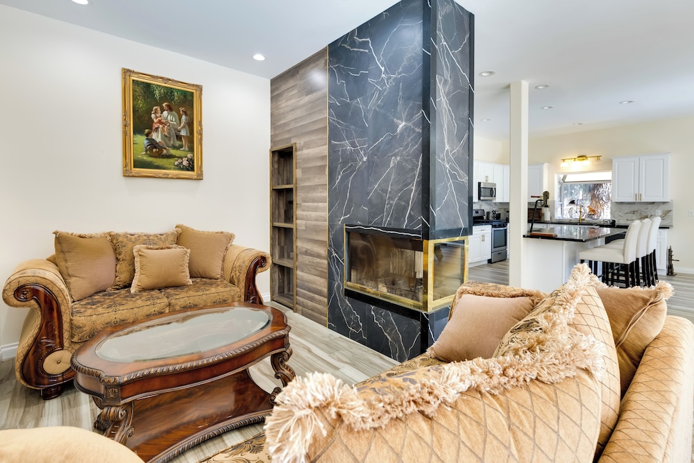 Game Room & Deck: Modern Frazier Park Home!