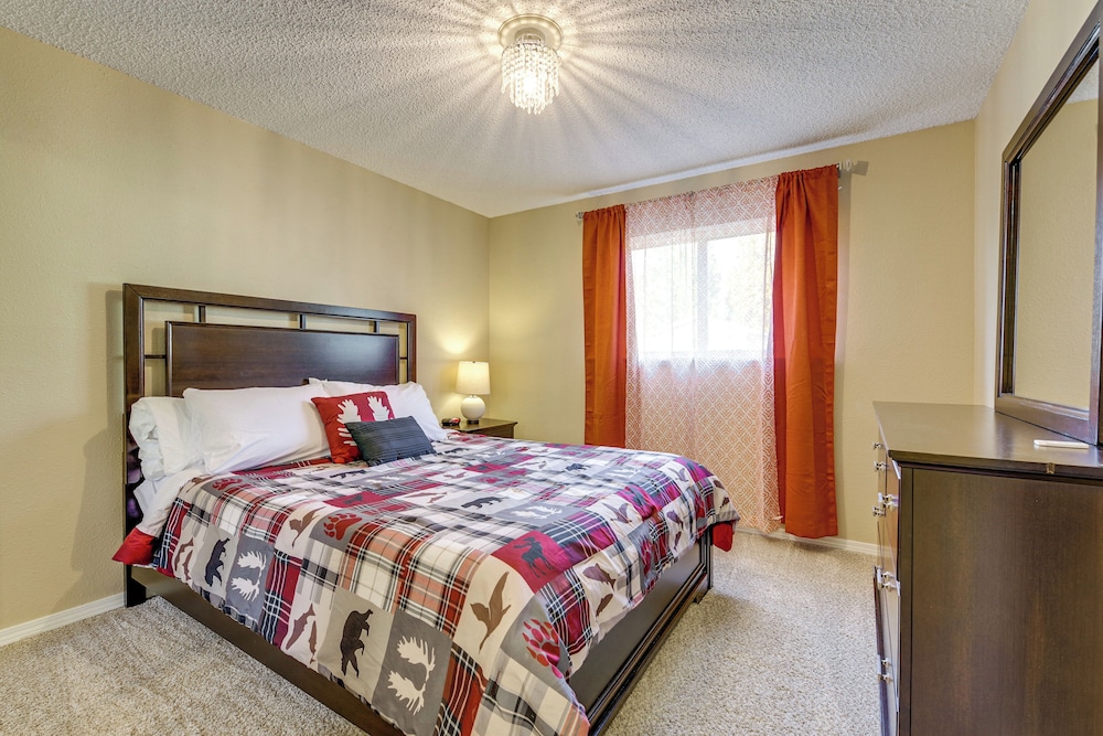 Family Retreat w/ Hot Tub & Game Room in Everett!