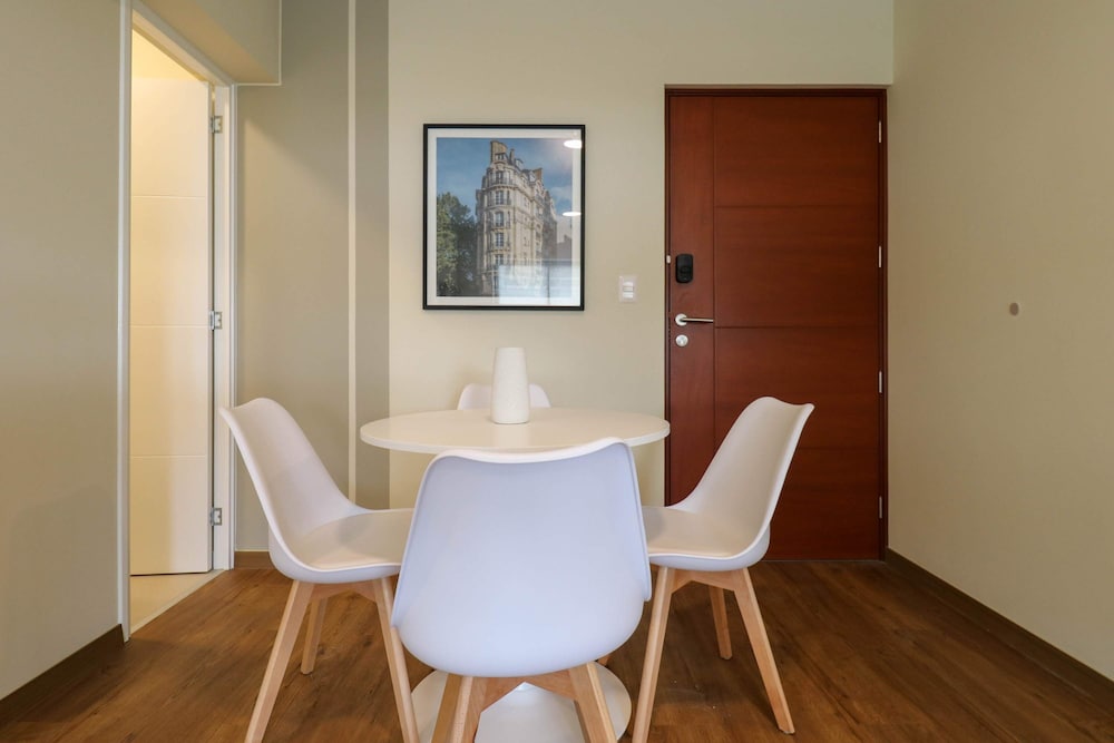 w Glorious 2BR w Perfect Balcony Near Kennedy Park