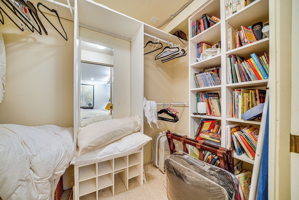 8 Mi to Dtwn Seattle: Pet-friendly Apt w/ Hot Tub