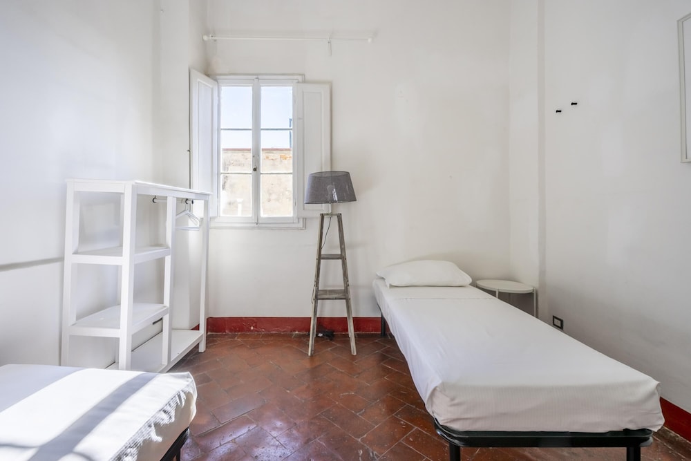 Cerchi 3 in Firenze With 2 Bedrooms and 1 Bathrooms