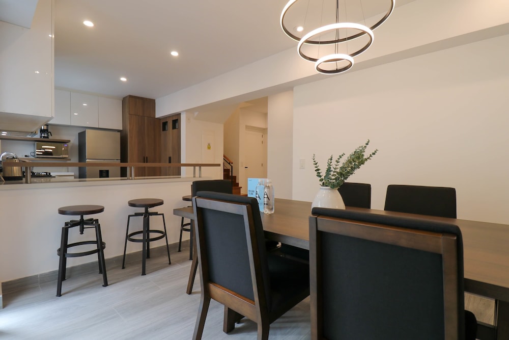 w Grandiose Duplex w Modern Deco in Miraflores