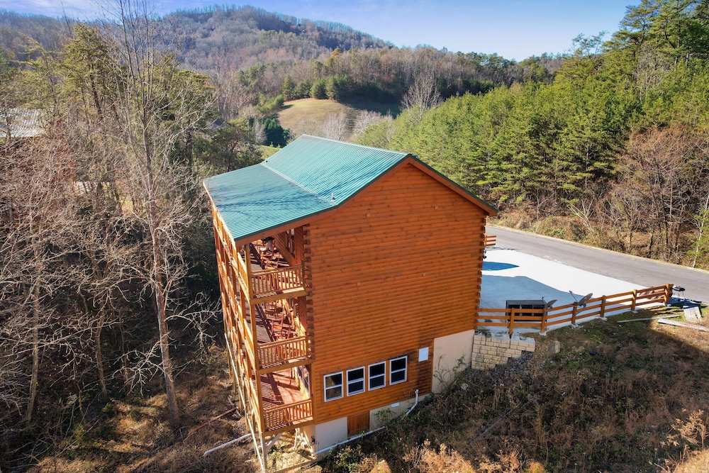 Haywood by Avantstay Mountain Living Dream! w/ Movie Theatre, Hot Tub+views! view 4