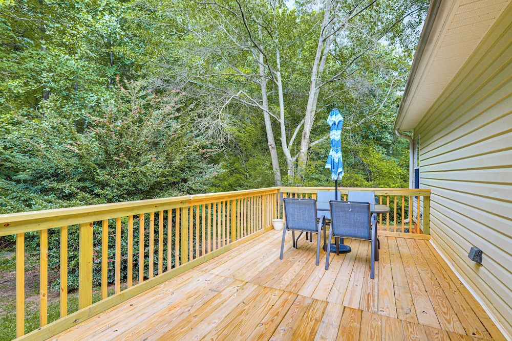 7 Mi to Dtwn Covington: Bright Home w/ Deck & Yard