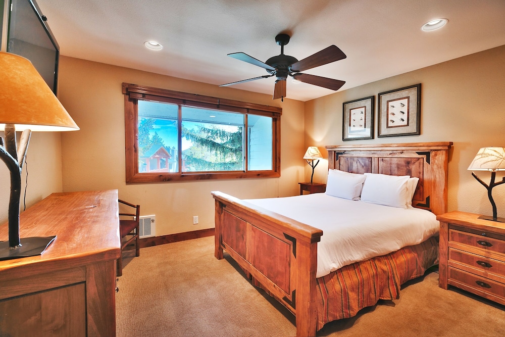 Snow Flower 071 3 Bedroom Condo by RedAwning view 5