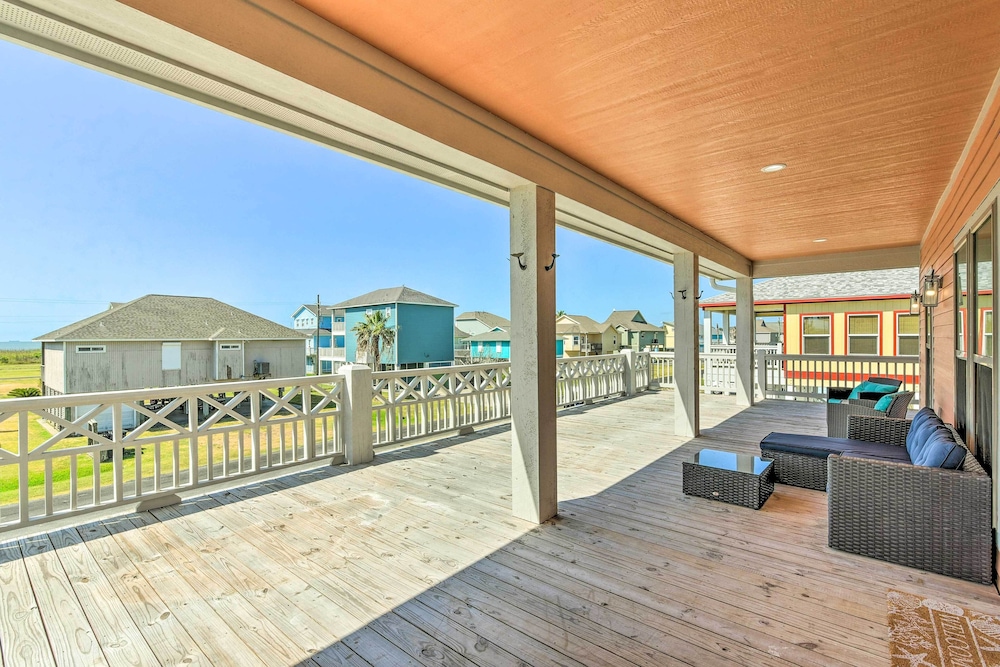 Walk to Shore: Coastal Escape in Crystal Beach! view 3