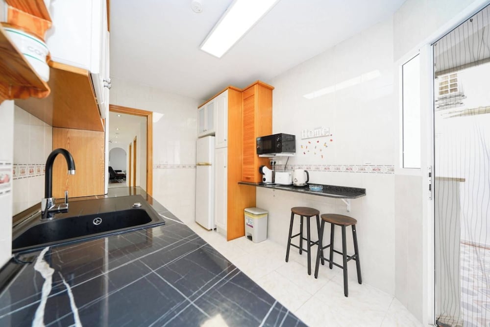 Modern 3-bed Apt, Sleeps 7, 6 Min Walk to Beach
