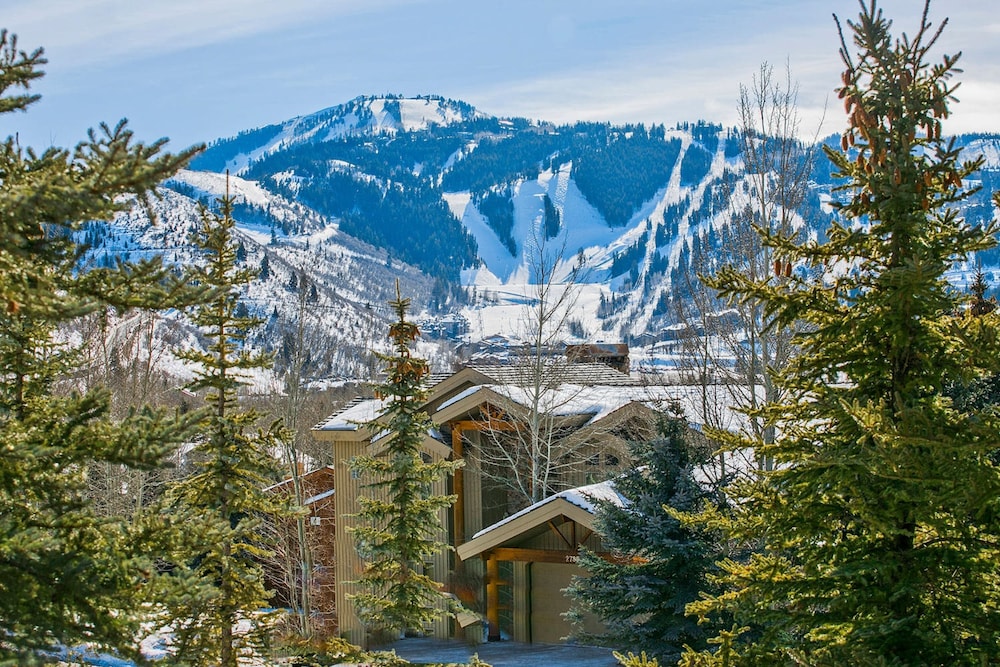 Telemark Luxury Retreat by Avantstay Stunning Views w Hot Tub Theatre Room and Pool Table