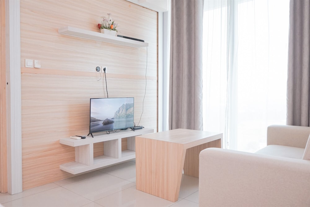 Modern Look And Homey 2Br Apartment Tree Park City Bsd