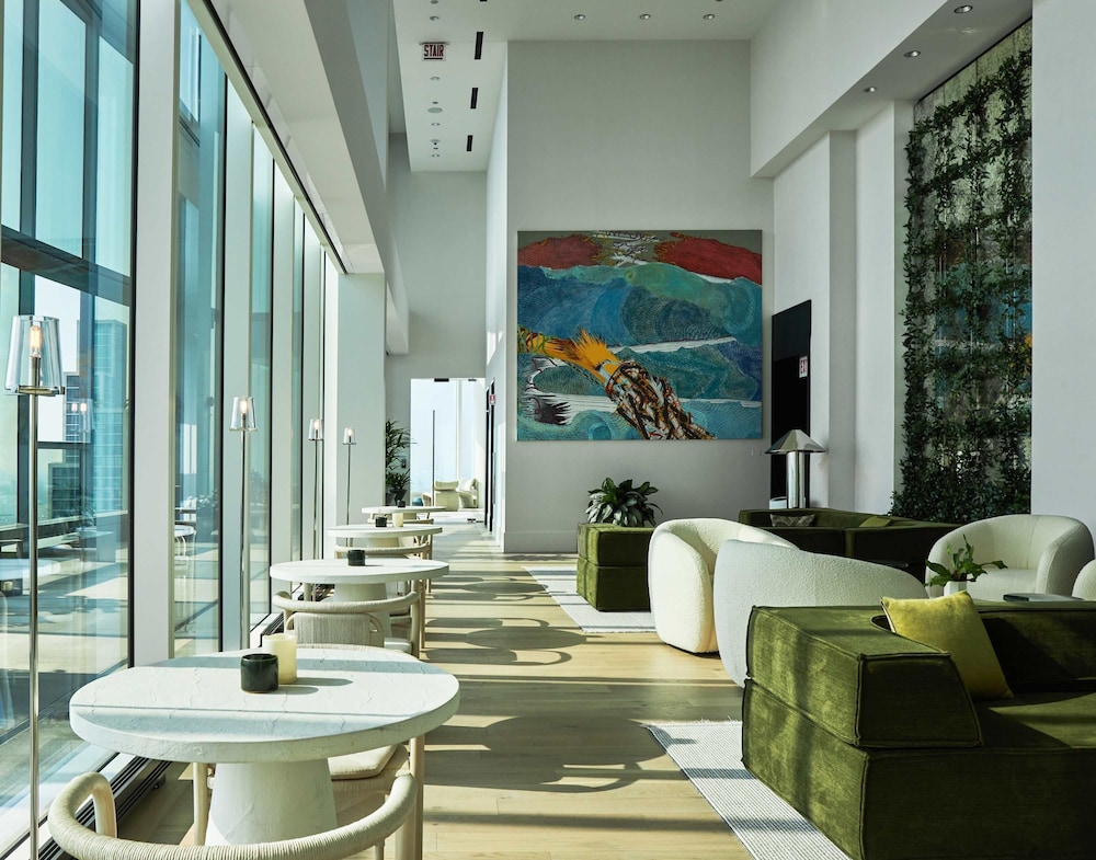 60 Fl Lake View Apt An Urban Oasis in the Sky