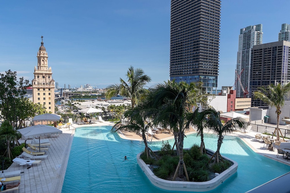 Penthouse 1BR Breathtaking City & Water Views
