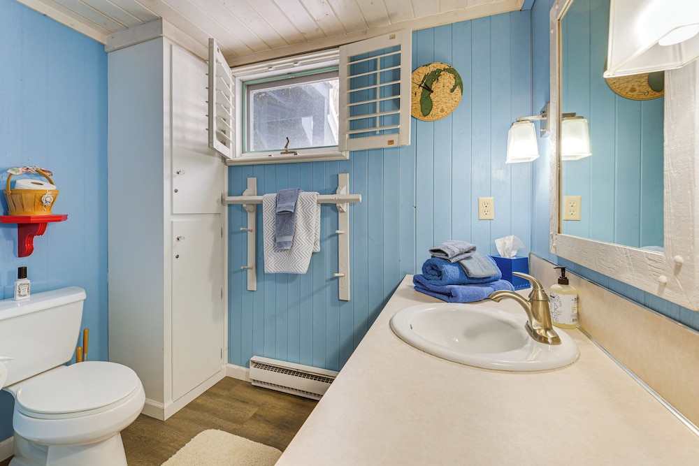 2 Mi to Schuss Mountain: Cozy Cabin w/ Deck