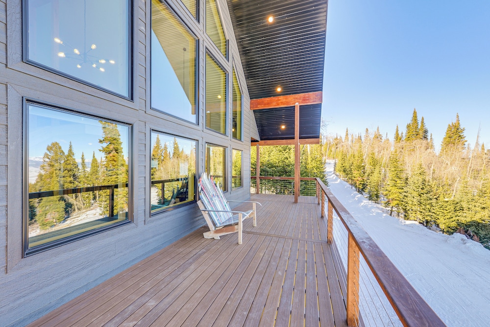 Views, Trails, Hot Tub & More: Luxe Wyoming Oasis