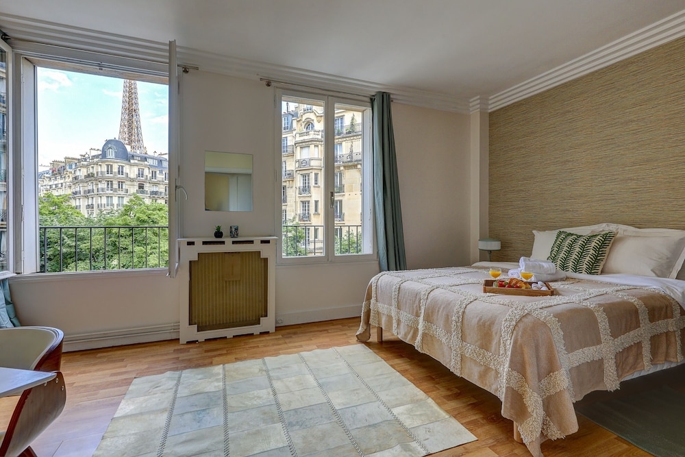 Elegant 1BR Near Eiffel & Champ de Mars