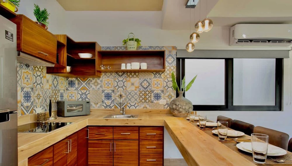 Spacious 1 BR With Great Location Rooftop Pool by Waves Management