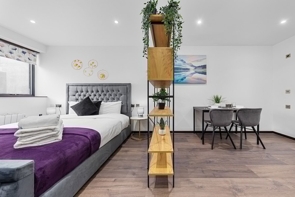 Bright Studio Retreat in Golders Green