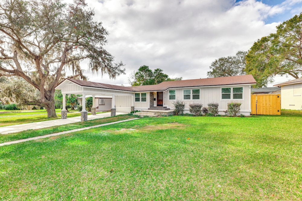 Fenced Yard: Lakeland Home Adjacent to Golf Course