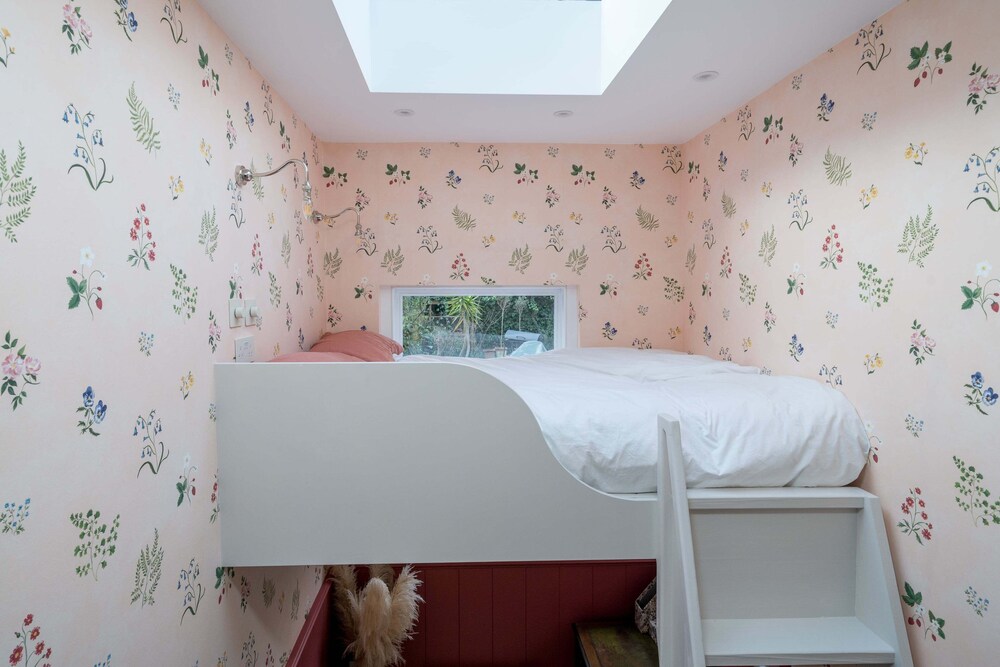 JOIVY Stylish 2-Bed House W/ Private Garden In Hackney