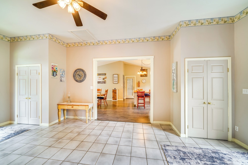 14 Mi to Dtwn Louisville: Holiday Vacation Home!