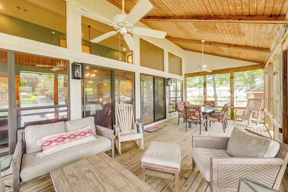 Waterfront Gem on Lake Martin w/ Kayaks & Dock!