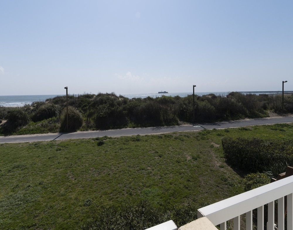 A Bright Beachside Escap