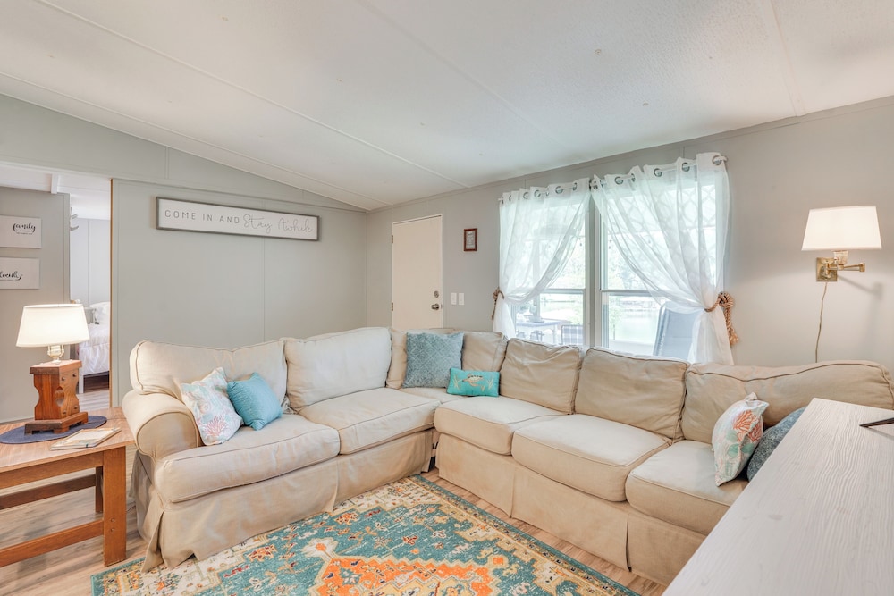 Fish, Swim & More: Quiet Retreat on Lake Sinclair!