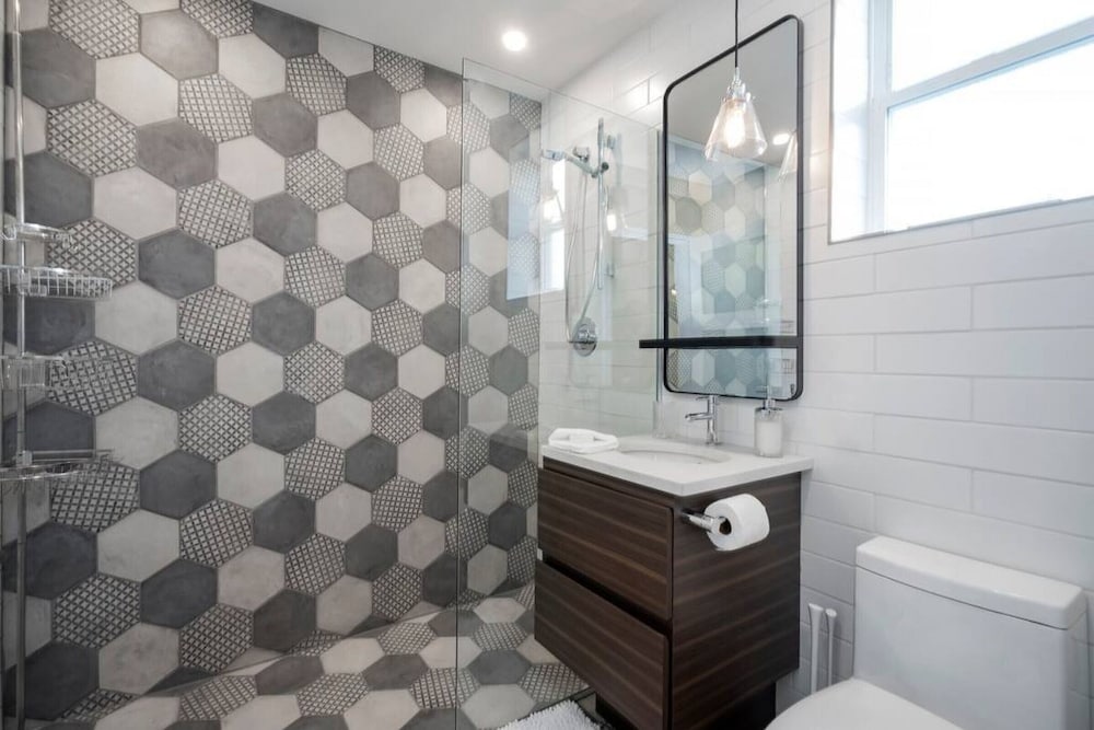 Mclean Stunning 3 Bdrm Reno - Few Blocks off Commercial