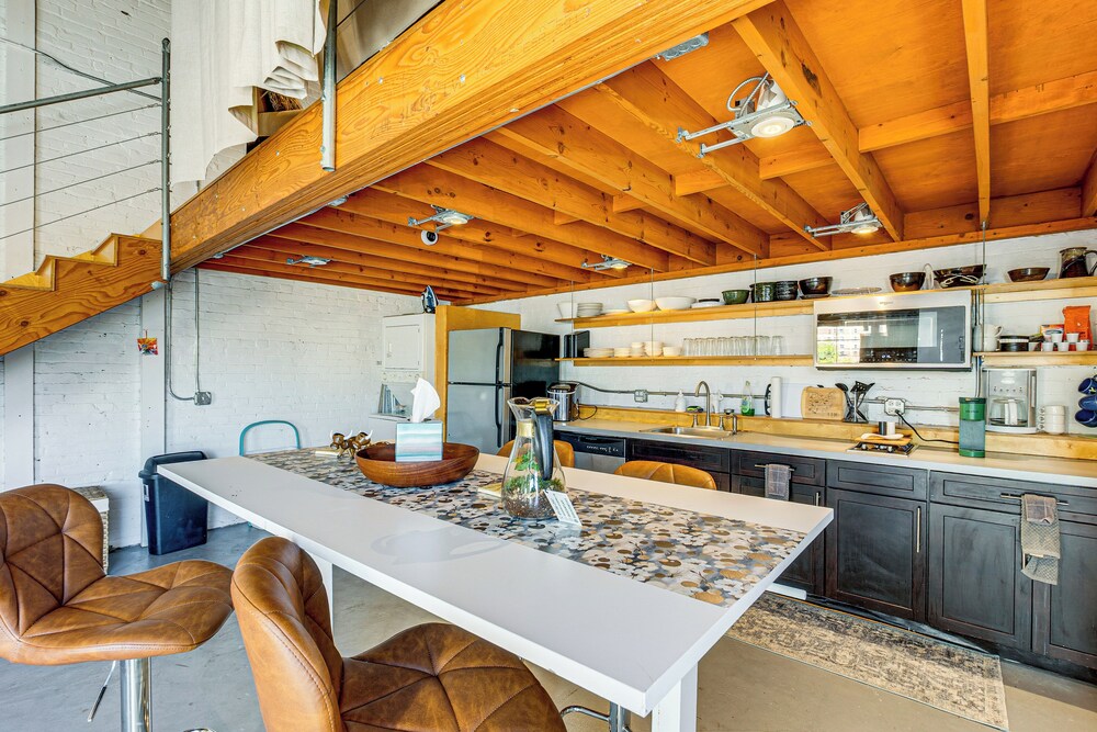 Walk to Huntington Center: 5,000-sq-ft Dtwn Apt