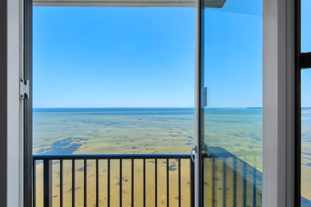 Bayside Inn 6786