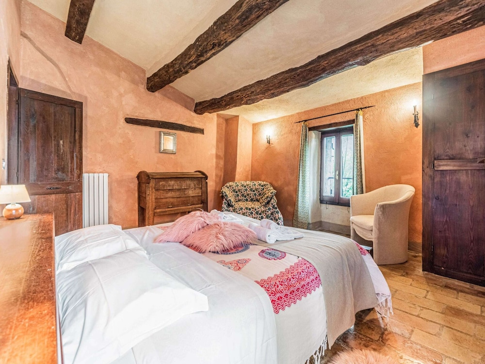 Cozy Cottage With Pool in Assisi view 2