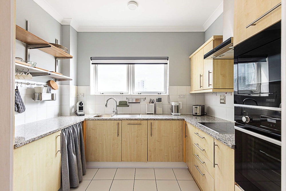Bright and Stylish Riverside Haven in Canary Wharf