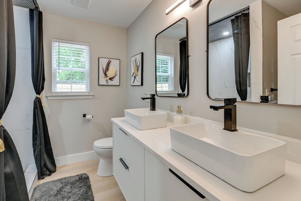 2 Mi to Uptown Charlotte: Family Home w/ Game Room
