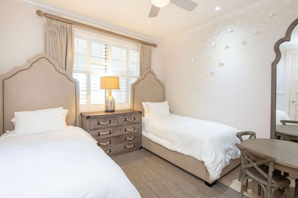 Seabreeze 8 - Luxury 4-bedroom on Seven Mile Beach