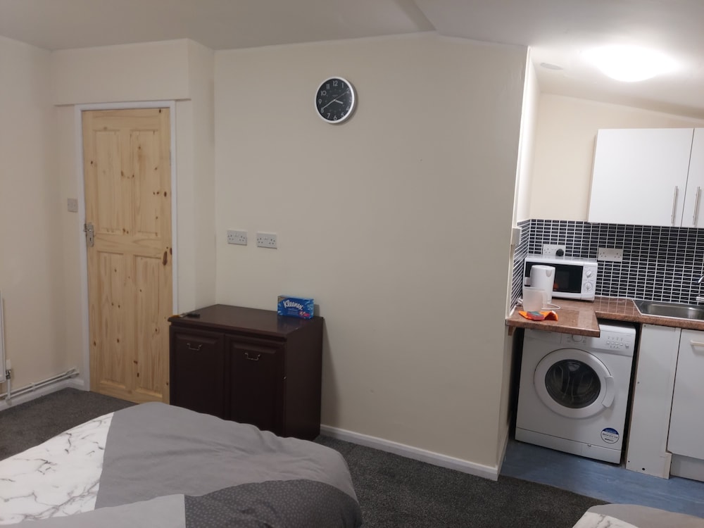 2-beds Studio Located in Parkgate Rotherham view 3