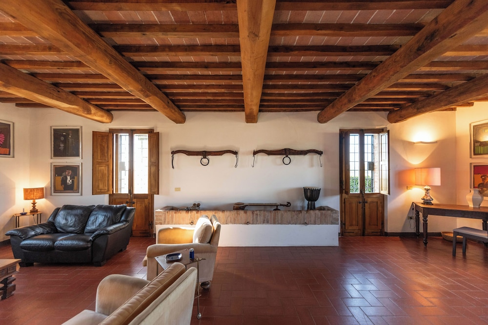 Country Villa In Tuscan Hills