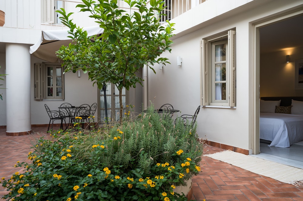 Acropolis Suites