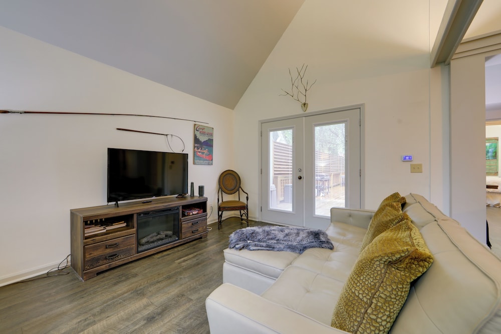 1/2 Mi to Skiing: Resort Getaway in Sapphire!